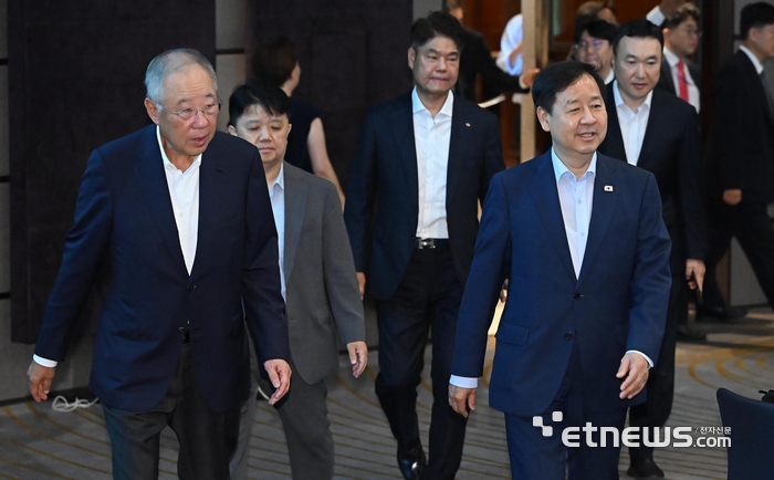 [포토] 서비스산업 경쟁력 강화 TF 2차 회의 참석하는 구윤철-류진