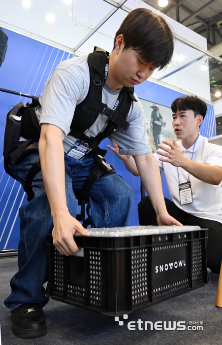 [포토] 웨어러블 로봇 도움받으며 번쩍