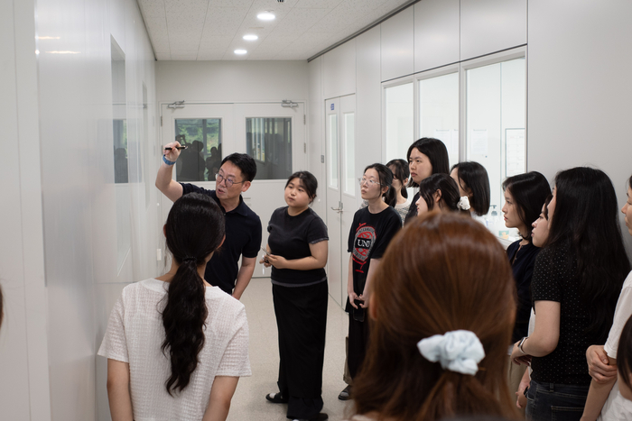 공정개발 시설 투어 모습.