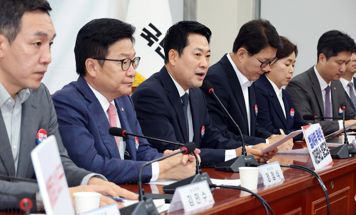 국민의힘 장동혁 대표가 6일 국회에서 열린 최고위원회의에서 내일부터 시행되는 개정 정보통신망법과 관련한 발언을 하고 있다. 연합뉴스