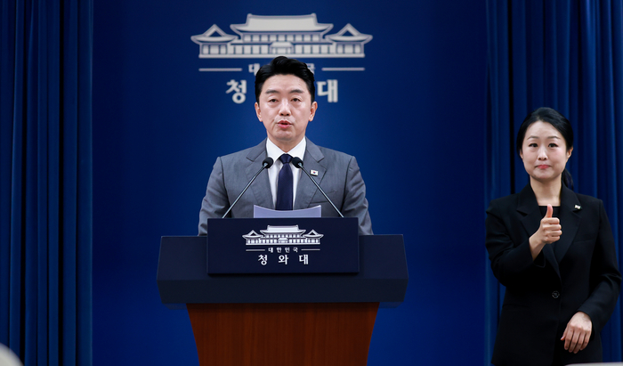 강훈식 비서실장이 6일 청와대 춘추관에서 이날 오전 열린 메가프로젝트 민관합동 점검회의 결과 브리핑을 하고 있다. 연합뉴스