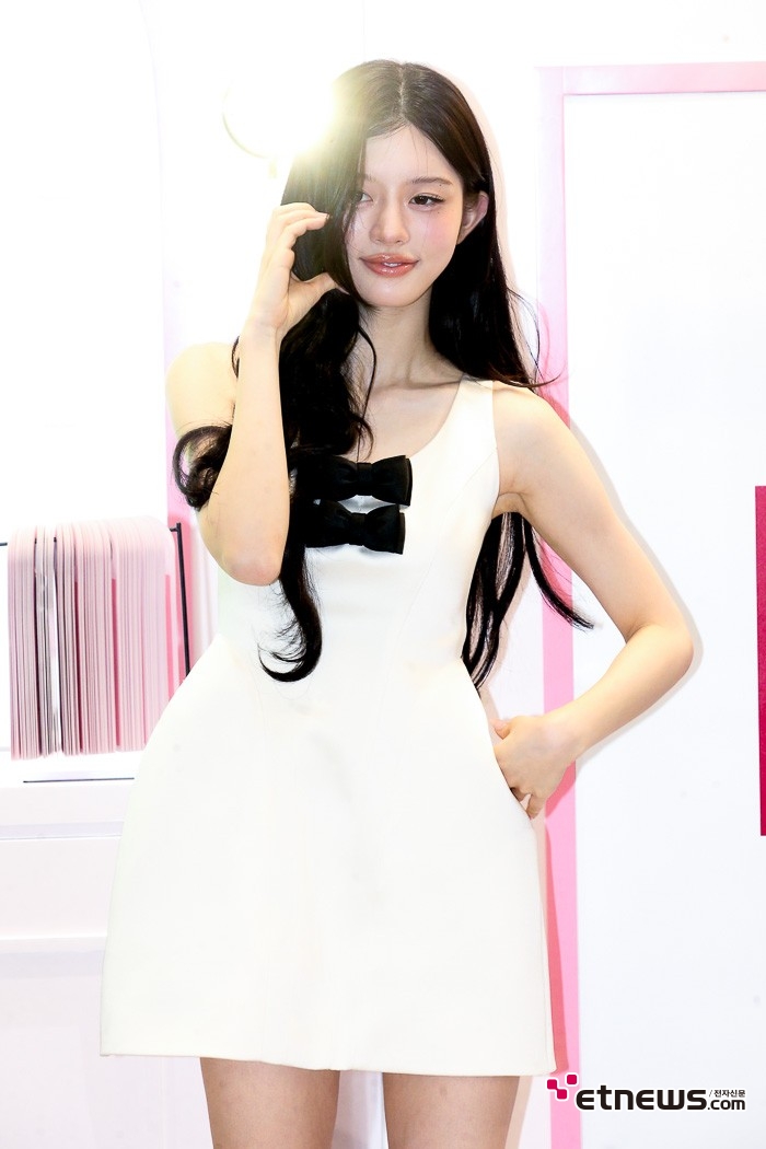 [ET포토] 아일릿 민주, '하트 요정'