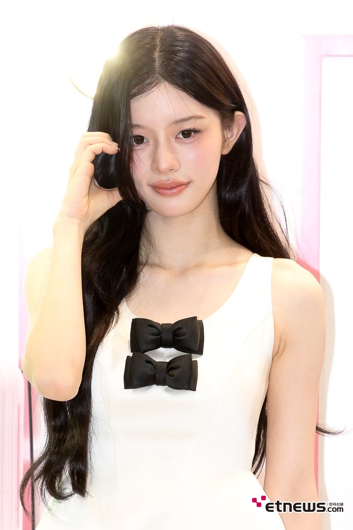 [ET포토] 아일릿 민주, '더블 리본으로 포인트 주고'