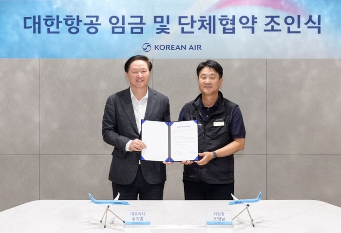 우기홍 대한항공 부회장(왼쪽)과 조영남 대한항공 노동조합위원장.