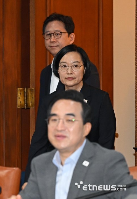 [포토] 국무회의 참석하는 한성숙 국무총리