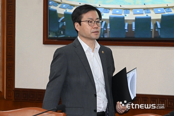 [포토] 국무회의 참석하는 여한구 통상교섭본부장