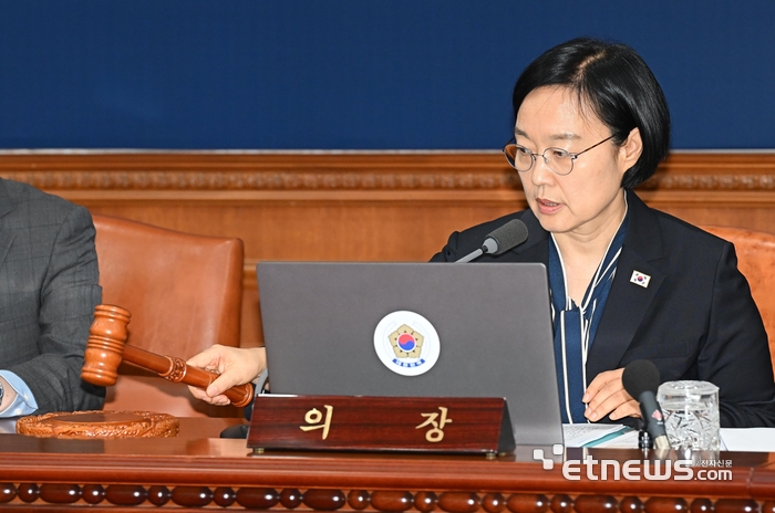 [포토] 의사봉 두드리는 한성숙 총리
