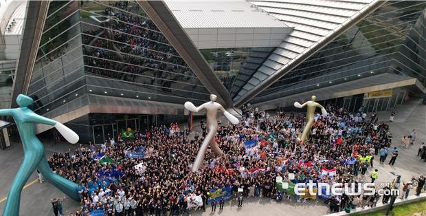 인천시가 2~5일 송도컨벤시아에서 개최한 '로보컵 2026 인천'에 참가한 선수들이 기념 촬영했다. 인천시 제공.