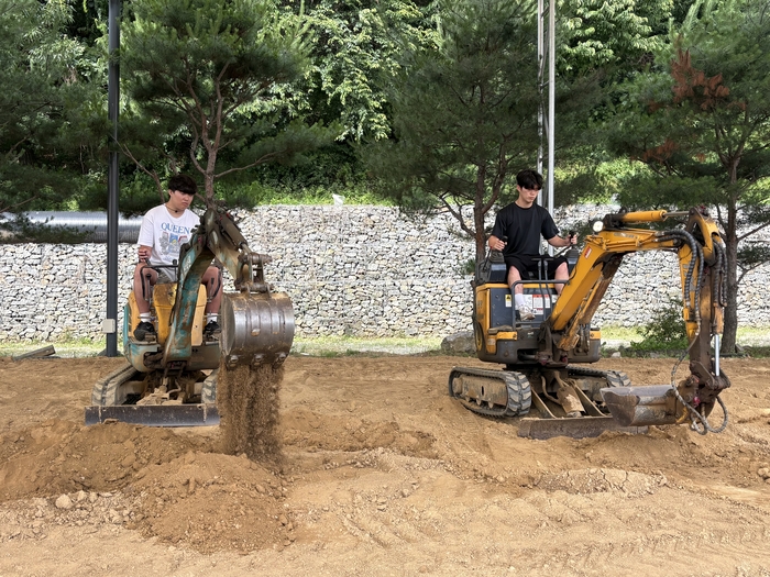 충남도립대학교는 학생들이 3톤 굴삭기를 작동하고 있다(사진 충남도립대).