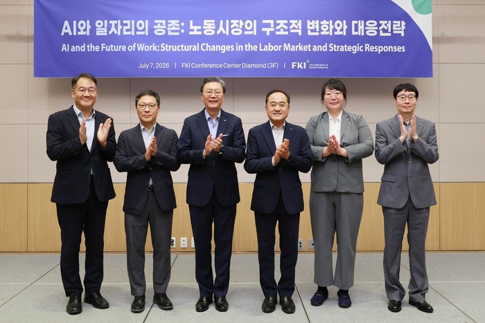 (왼쪽부터) 노민선 중소벤처기업연구원 실장, 이철희 서울대 교수, 김창범 한경협 부회장, 정철 한경협 CRO 겸 한경연 원장, 길은선 산업연구원 연구위원, 유진성 한경연 수석연구위원 등이 7일 서울 여의도 FKI타워 컨퍼런스센터에서 열린 'AI와 일자리의 공존: 노동 시장의 구조적 변화와 대응 전략 세미나'에 참석해 기념 촬영을 하고 있다.