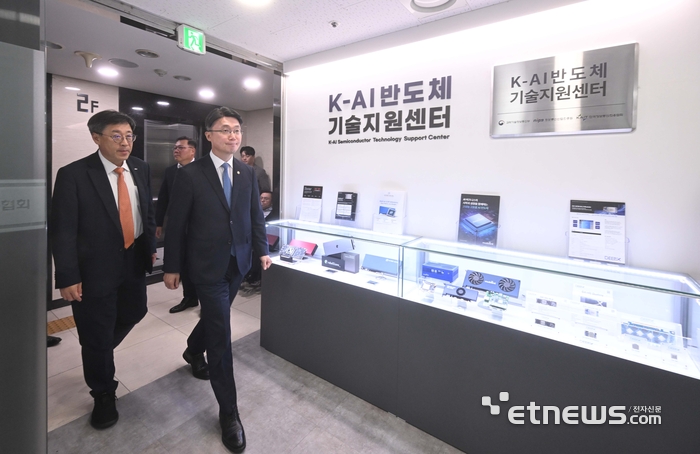 [포토] K-AI 반도체 기술지원센터 둘러보는 류제명 차관