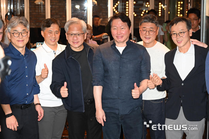 지난 6월 방한한 젠슨 황 엔비디아 최고경영자(CEO)가 서울 강남구 깐부치킨에서 SK그룹 경영진과 회동 후 사진촬영하고 있다. 왼쪽부터 정석근 SK텔레콤 AI CIC장, 곽노정 SK하이닉스 사장, 젠슨 황 CEO, 최태원 SK그룹 회장, 정재헌 SK텔레콤 사장, 김주선 SK하이닉스 AI인프라 담당 사장. 전자신문DB