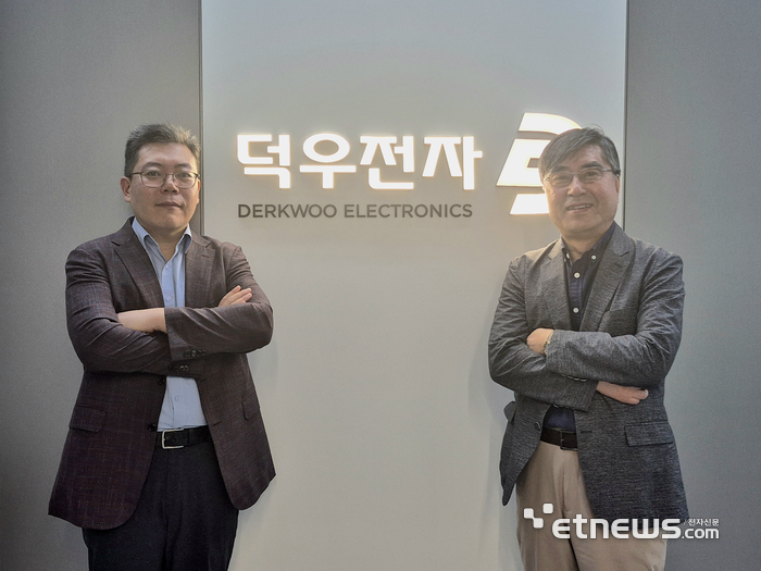 이준용 덕우전자 대표(왼쪽)와 김기범 덕우전자 CTO.