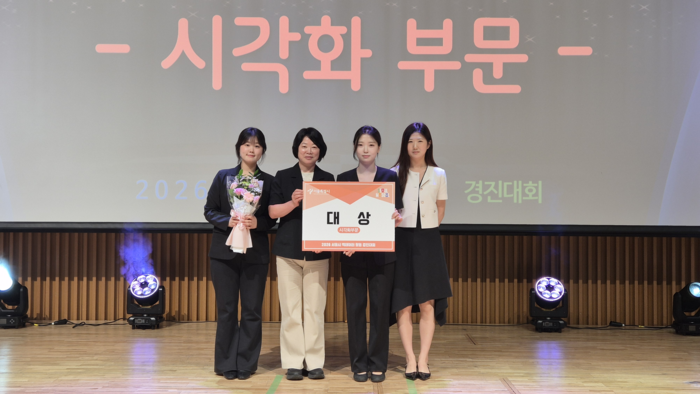 서울시 빅데이터 활용 경진대회 시각화부문 대상 서울돋보기팀과 강옥현 서울시 디지털도시국장(왼쪽 두번째)가 사진촬영하고 있다. ⓒ서울시