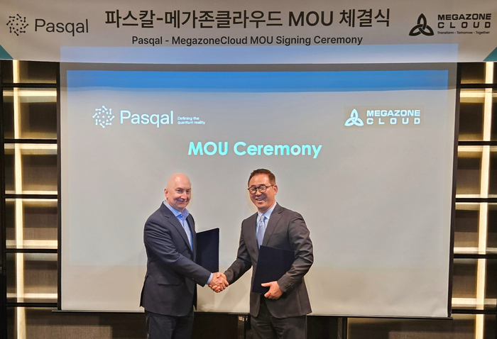 지난 3일 서울 동대문 메리어트호텔에서 열린 '양자컴퓨팅 사업 협력을 위한 업무협약식'에서 김동호 메가존클라우드 CQO(오른쪽)와 로베르토 마우로 파스칼 아시아태평양 총괄이 협약서를 교환하고 있다.