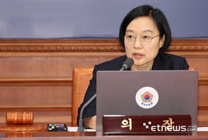 한성숙 국무총리가 7일 오전 서울 종로구 세종대로 정부서울청사에서 열린 국무회의에서 모두 발언을 하고 있다. 이동근기자 foto@etnews.com