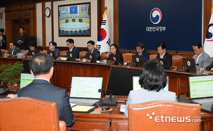 [포토] 국무회의 주재하는 韓 총리