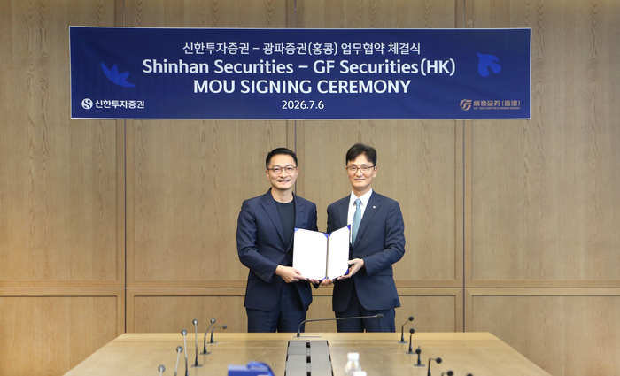이선훈 신한투자증권 대표(오른쪽)와 차오 정 광파증권(홍콩) CEO가 6일 서울 여의도 신한투자증권 본사에서 업무협약(MOU) 체결식에서 기념 촬영하고 있다. [사진=신한투자증권 제공]
