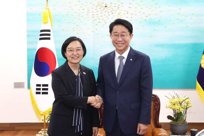 조정식 국회의장은 7일 의장 집무실에서 한성숙 국무총리를 만나 총리 임명을 축하하고, AI 대전환과 경제대도약을 위한 국회의 입법 지원 의지를 밝혔다. 국회의장실 제공