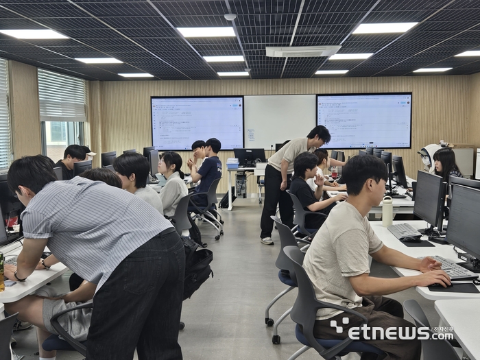한경국립대학교 대학일자리플러스센터가 재학생을 대상으로 '파이썬(Python) 기반 디지털 역량 강화 프로그램'을 진행하고 있다. 한경국립대 제공.