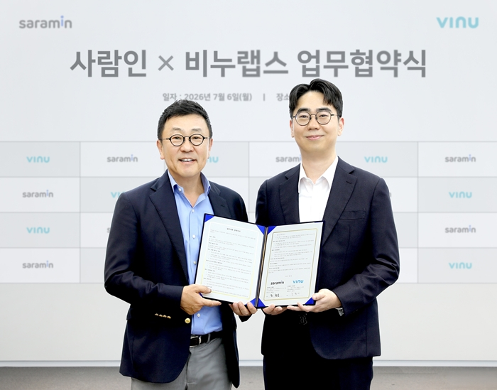 황현순 사람인 대표(사진좌측)와 김한이 비누랩스 대표가  지난 6일 서울 강서구 사람인 본사에서 열린 업무협약식에서 기념사진을 찍고 있다. [사진=사람인 제공]
