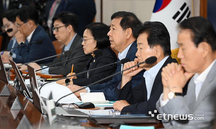 [포토] 중동전쟁 관련 안건 보고하는 구윤철 부총리