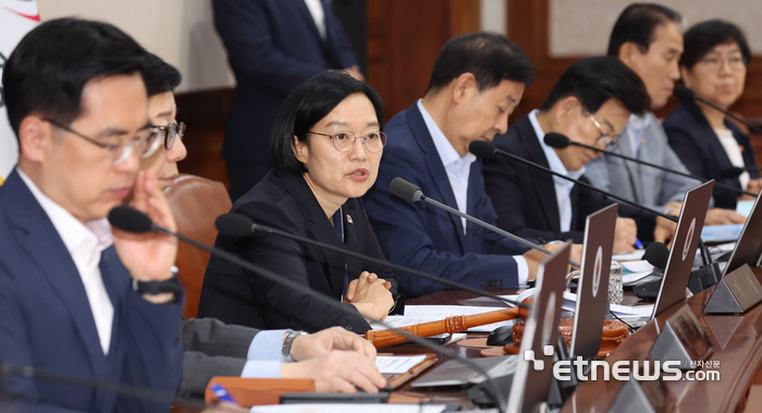 [포토]국무회의 주재하는 한성숙 총리