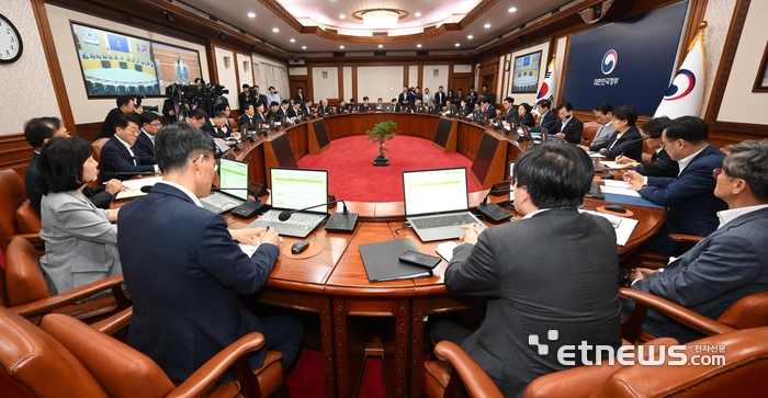 [포토] 한성숙 총리 주재 첫 국무회의 열려