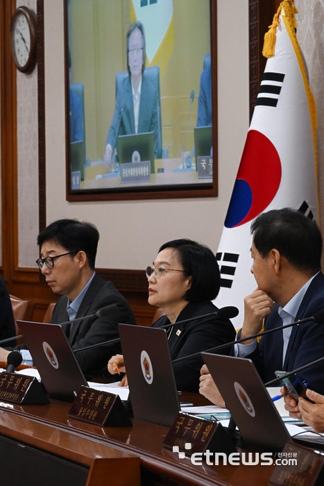 [포토] 공정거래위원장 의견 듣는 한성숙