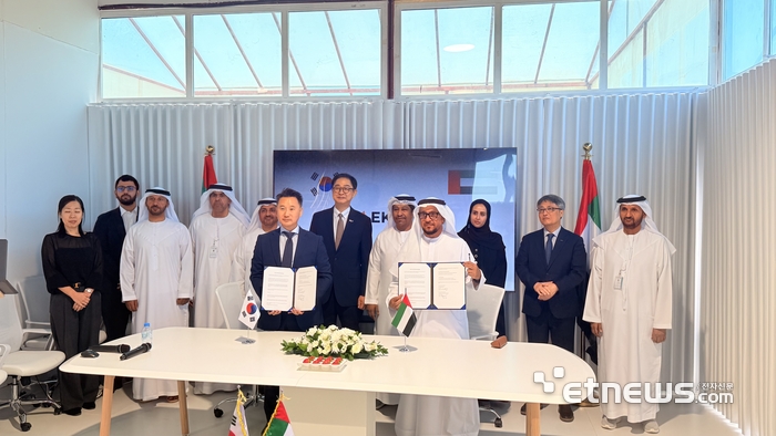 7일(현지시간) '스마트팜 수출 활성화 사업' 참여기업인 아그로솔루션코리아와 UAE 바이어 알파파(Alfafa) 간 식물공장형 스마트팜 수출계약이 체결됐다. 사진은 수출계약 체결식 현장 모습. 양상훈 아그로솔루션코리아 공동대표(왼쪽), Naser Rashed Al Zaabi 알파파(Alfafa) 대표(CEO)(오른쪽). 코트라 제공