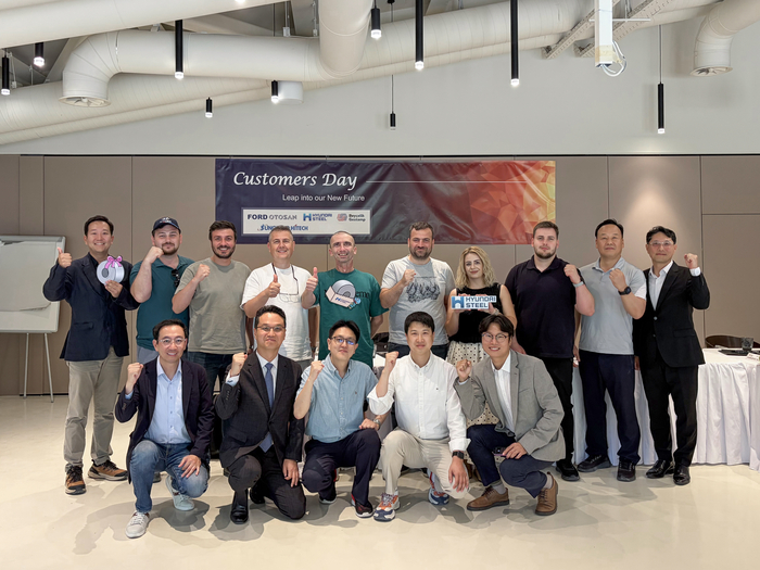 현대제철 및 글로벌 고객사 임직원들이 Customers Day 행사에서 단체로 기념촬영을 하고 있다.