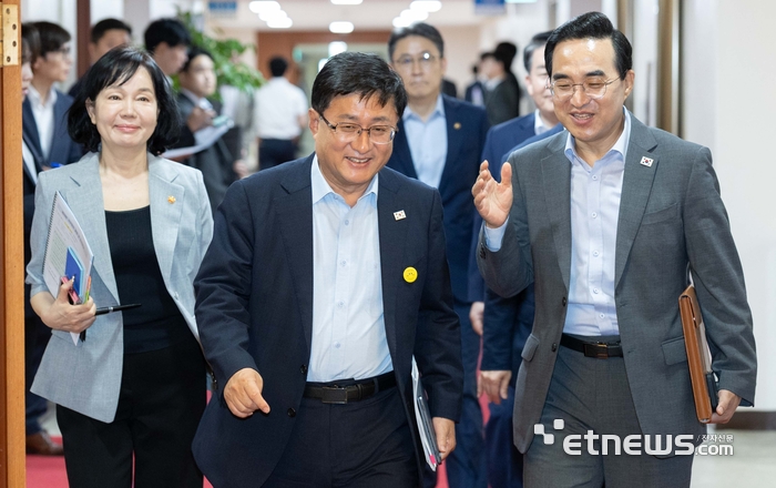[포토] 국무회의 참석하는 송경희-김성환-박홍근