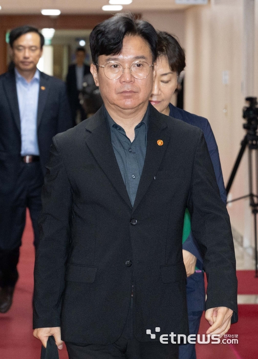 [포토] 국무회의 참석하는 김영훈 장관