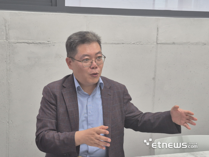 이준용 덕우전자 부회장(대표)이 서울 강남구 덕우전자 서울사무소에서 회사 신사업에 대해 설명하고 있다.