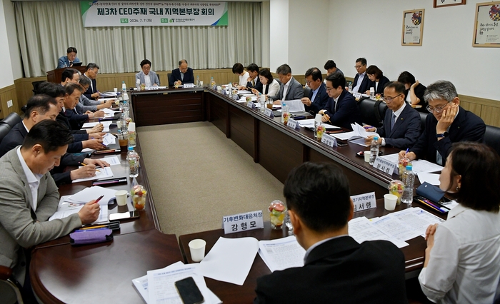 홍문표 한국농수산식품유통공사(aT) 사장(가운데)이 7일 광주전남지역본부에서 열린 제3차 국내지역본부장회의를 주재하고 지역별 생산·현장 기능 강화 방안을 논의하고 있다. (사진=aT )
