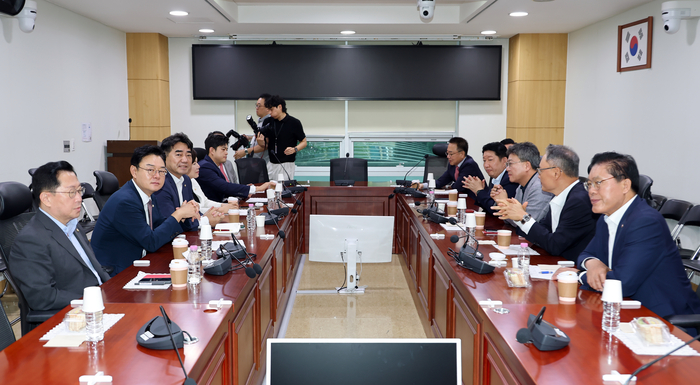 국민의힘 개혁성향 모임인 '대안과 미래' 소속 이성권 간사를 비롯한 의원들이 7일 국회 의원회관에서 조찬 회동을 열고 있다. 연합뉴스