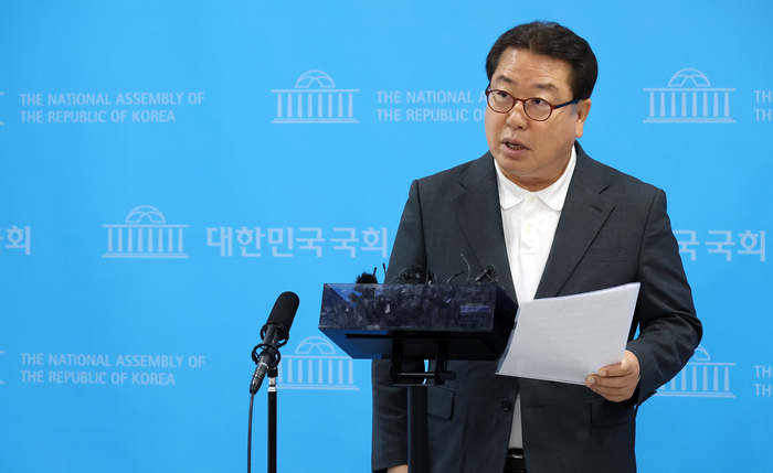 국민의힘 조광한 최고위원이 7일 국회 소통관에서 당내 소장파 모임 '대안과 미래'를 비판하는 내용의 백브리핑을 하고 있다. 연합뉴스