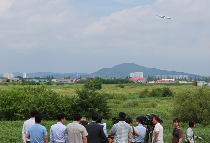 7일 전남광주 광산구 광주 군 공항 상공으로 여객기가 날아오르고 있다. 정부는 호남권 반도체 클러스터 부지로 광주 군 공항을 선정했다. 연합뉴스.