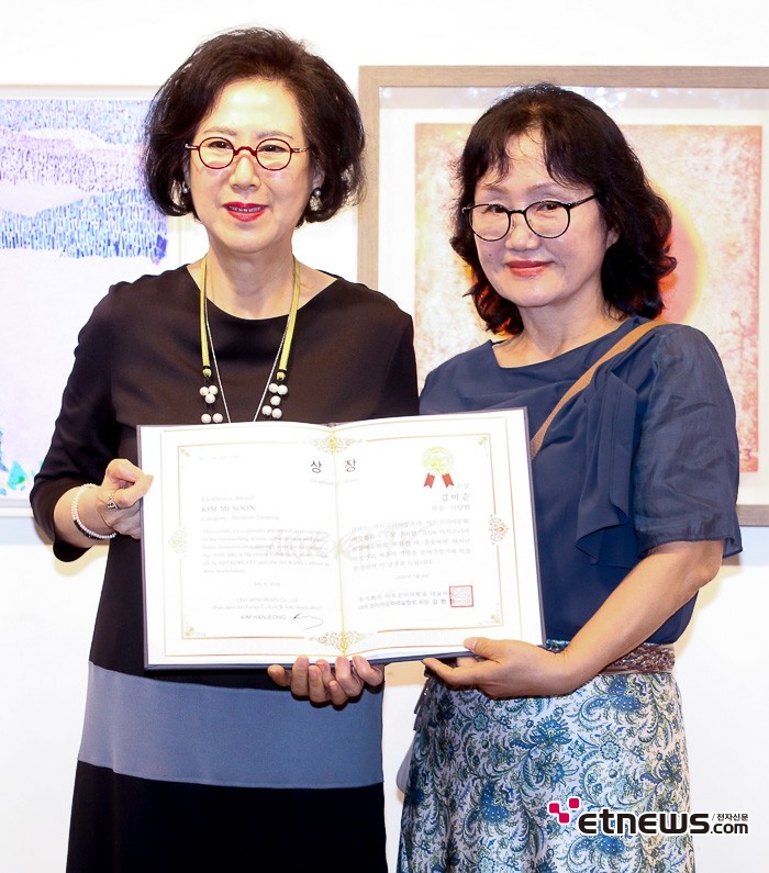 [ET포토] 김미순, 서양화 부문 우수상 수상