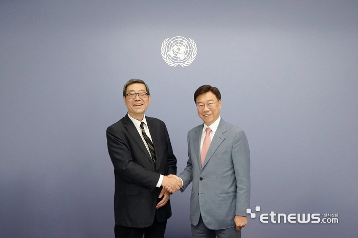 신상진 성남시장(오른쪽)이 7일(현지시간) 유엔본부에서 열린 '2026 유엔 고위급 정치포럼'에 참석해 주왕 주 유엔 경제사회국 지속가능발전목표국장과 기념 촬영했다. 성남시 제공.