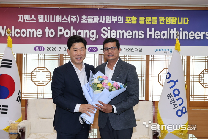 박용선 포항시장(왼쪽)과 샤우랍 파가리아 지멘스 헬시니어스 초음파사업부 대표가 만나 기념촬영하고 있다.