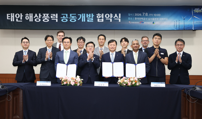 한국서부발전은 8일 서울 영등포 한국전력공사 남서울본부에서 글로벌 재생에너지 개발사인 뷔나에너지, 코펜하겐 인프라스트럭처 파트너스(CIP)와 태안해상풍력 공동개발협약(JDA)을 체결했다. 사진 출처 : 서부발전