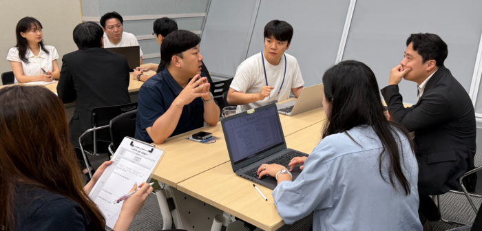 동남권 학연 협력 플랫폼 사업 참여 연구자와 기업 간 기술 상담 모습.