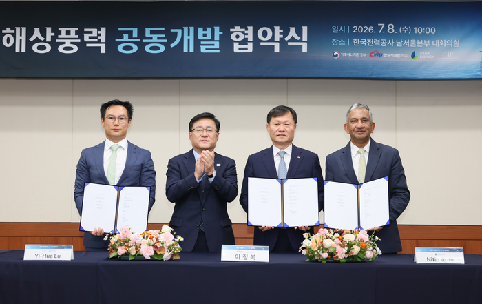 한국서부발전은 8일 서울 영등포 한국전력공사 남서울본부에서 글로벌 재생에너지 개발사인 뷔나에너지, 코펜하겐 인프라스트럭처 파트너스(CIP)와 태안해상풍력 공동개발협약(JDA)을 체결했다. 왼쪽부터 이화루 CIP 아시아·태평양 대표, 김성환 기후에너지환경부 장관, 이정복 서부발전 사장, 니틴 압테 뷔나에너지 CEO가 기념촬영했다. 사진 출처 : 서부발전