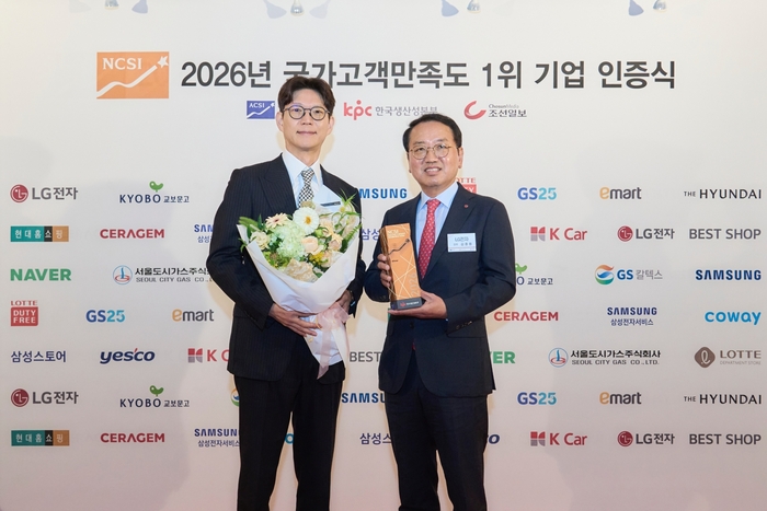김종용 LG전자 한국B2C그룹장(전무·오른쪽)과 오성택 한국마케팅커뮤니케이션담당(상무)가 8일 서울 소공동 롯데호텔에서 열린 '2026년 NCSI 전자제품 및 유통 서비스 부문 1위 기업 인증식'에서 11년 연속 가전·IT 부문 최다 업종 수상 기념 사진을 촬영했다.