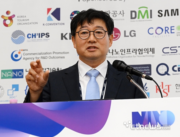 제24회 국제 나노기술융합전시회(나노코리아 2026)가 8일 경기 고양시 킨텍스에서 열렸다. 박상엽 LG CNS CTO가 '피지컬 AI가 여는 첨단 산업 현장의 미래'를 주제로 기조강연을 하고 있다. 이동근기자 foto@etnews.com