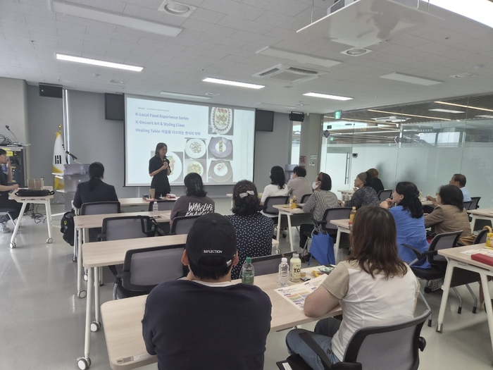 전남바이오진흥원은 8일 신안군 가족센터 교류소통실에서 '시군구연고산업육성사업(부처협업프로젝트)' 일환으로 '신안 신소득작물 상품화와 로컬브랜드 경쟁력 강화 세미나'를 개최했다.