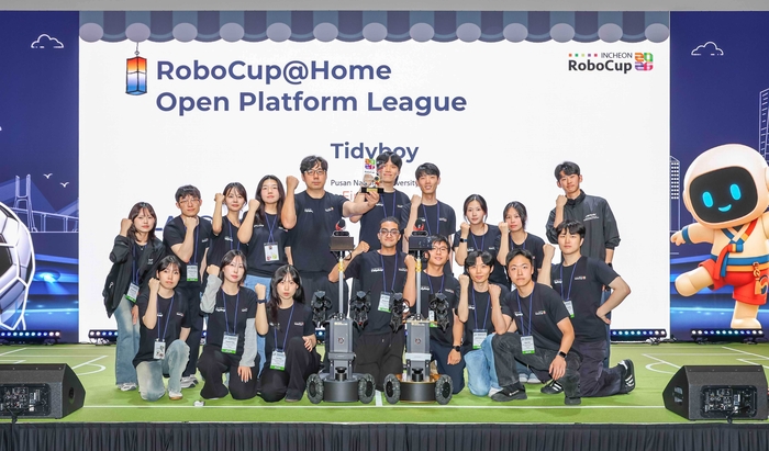 투모로 로보틱스 이승준 Chief Scientist 팀이 지난 6일 인천 송도에서 열린 'RoboCup@Home' 대회에서 2년 연속 정상에 오른 뒤, 우승 트로피와 함께 기념 촬영을 하고 있다.