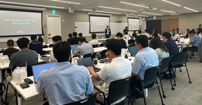 지난 6월 30일 아마존웹서비스(AWS)에서 주최하고 SAP에서 후원한 '글로벌 1위 ERP, 이제 합리적 비용으로 - SAP B1 on AWS' 세미나에서 이정재 넥스비원 DT본부장 발표를 진행했다.