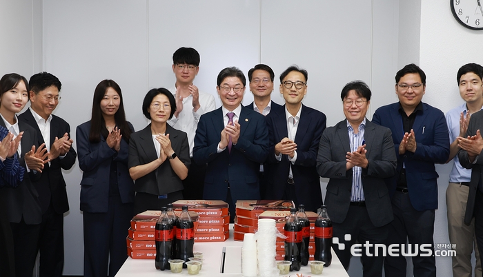 이억원 금융위원장(가운데)이 19일 오전 서울 여의도 한국거래소에서 주가조작 근절 합동대응단 1주년 운영성과 점검 회의를 마친 후 주가조작 근절 합동대응단 사무실에 방문해 직원들을 격려했다. [사진= 금융위 제공]